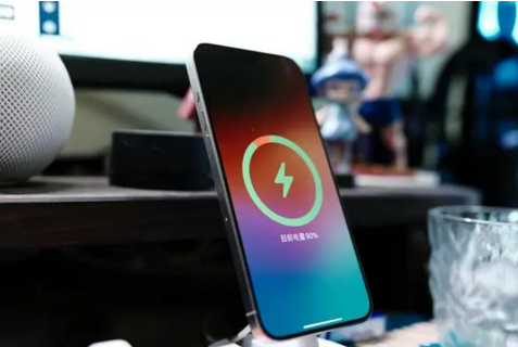 红古苹果15换屏服务分享用什么充电器给iPhone15充电更好 